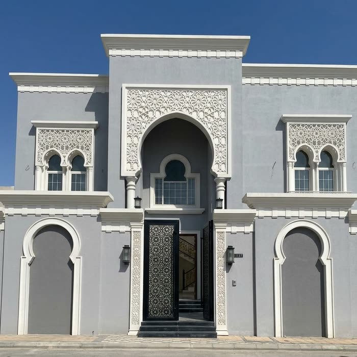 فيلا رمادية بأقواس مغربية وزخارف بيضاء